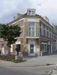 908681 Gezicht op het winkelhoekpand Vleutenseweg 232 te Utrecht, met links de Johannes Camphuysstraat en het bronzen ...